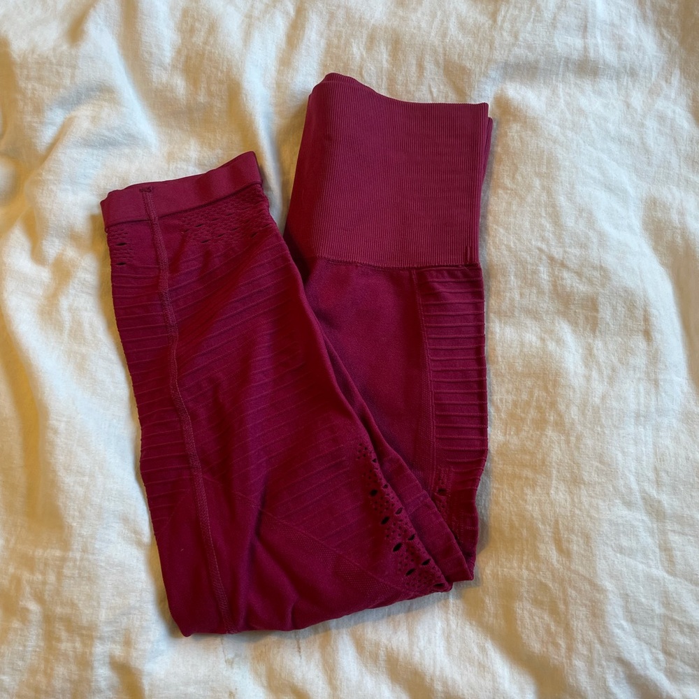 Small gymshark cropped pants pinkishr/red color